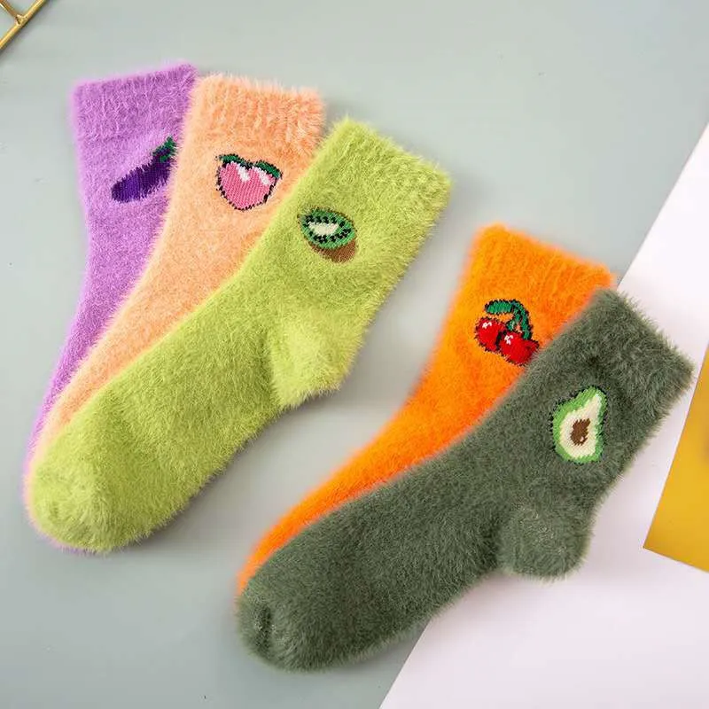 Kış sıcak Bulanık Çorap Sevimli Avokado Kiraz Meyve Uzun Çorap Kadın Mercan Kadife Çorap sert banyo havlusu Yumuşak Kabarık Çorap Kalınlaşmak Çorap Görüntü  1