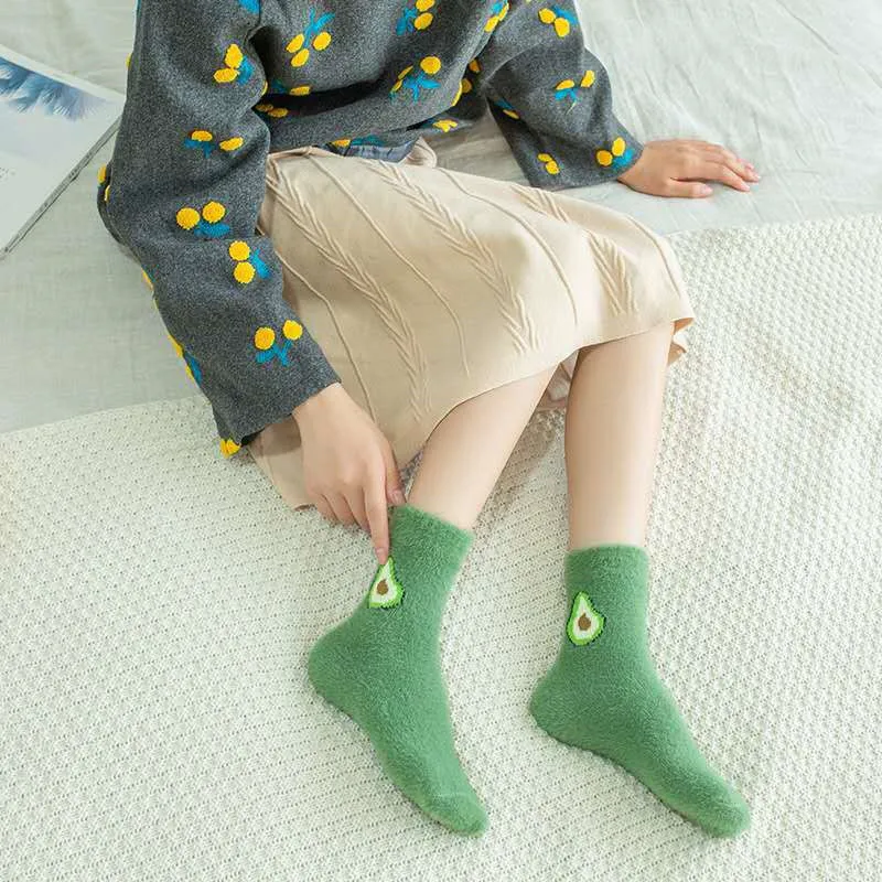 Kış sıcak Bulanık Çorap Sevimli Avokado Kiraz Meyve Uzun Çorap Kadın Mercan Kadife Çorap sert banyo havlusu Yumuşak Kabarık Çorap Kalınlaşmak Çorap Görüntü  2