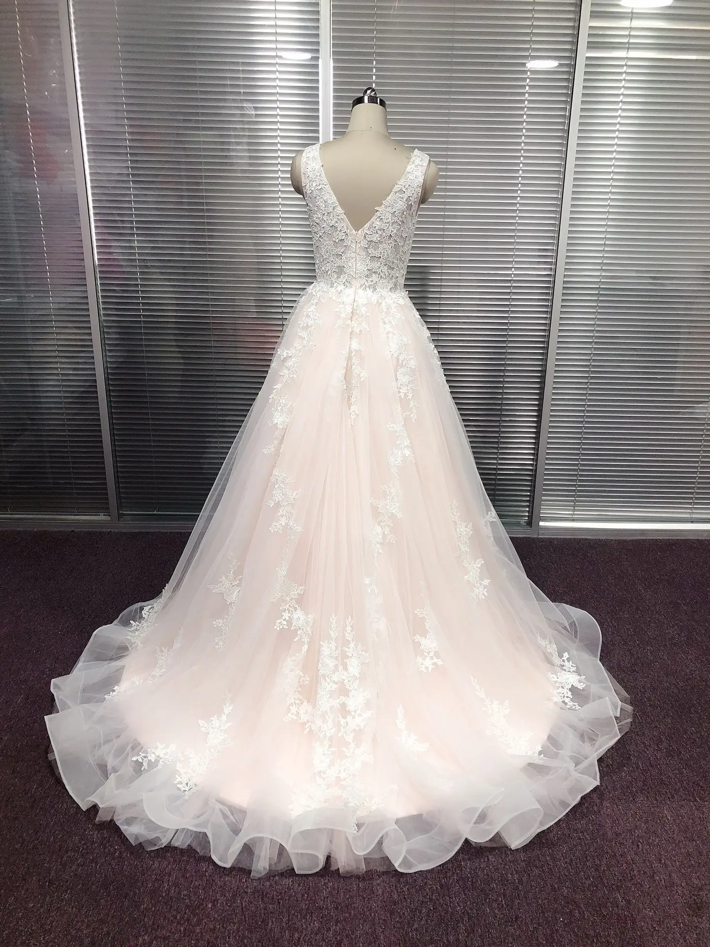 Pembe düğün elbisesi 2021 V Boyun gelinlikler Backless Kolsuz Tam Aplikler Dantel Gelin Elbiseler Ülke vestidos de noiva Görüntü  1