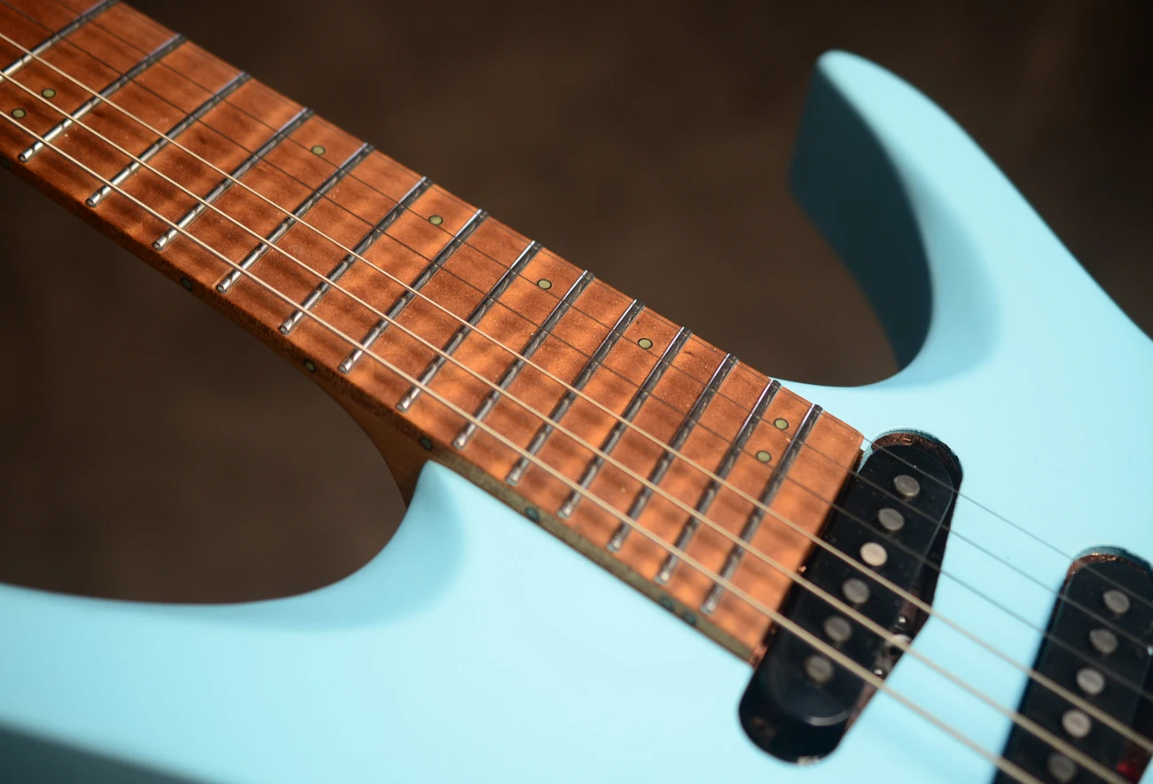 2022 NK Fanlı frets 6 Dizeleri Başsız Elektro Gitar İnci Mavi renk Kavrulmuş akçaağaç Boyun SSS manyetikler Görüntü  3