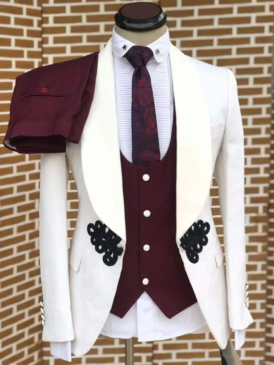 Özel beyaz jakarlı ceket kırmızı yelek pantolon 3 parça Çince düğüm ve bobin toka klasik düğün takımları erkekler için resmi slim fit Görüntü  0