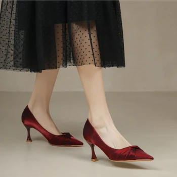 2022 İlkbahar ve Sonbahar Yeni Düz Renk Yüksek Topuklu Yay Sivri Stiletto Slip-on Rahat Sığ Ağız kadın ayakkabısı