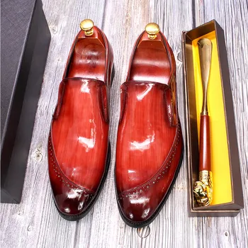 Italyan Erkekler Klasik loafer ayakkabılar Hakiki Patent Deri Ofis Elbise makosen ayakkabı Sivri Burun Kayma Günlük moda ayakkabılar Erkekler