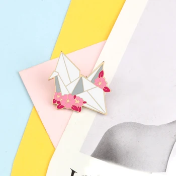 Kadınlar Sevimli Kağıt Vinç Emaye Pimleri Rozetleri Pembe Çiçekler Origami Hayvan Broş Şapka Denim Yaka Takı Aksesuarları Hediye Çocuklar İçin