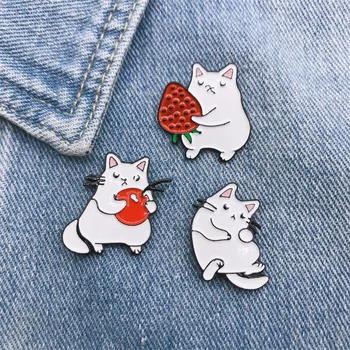 Karikatür sevimli hayvan beyaz kedi emaye broş meyve çilek elma alaşım rozeti pin giysi çantası aksesuar moda kadın takı