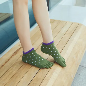 Penye Pamuk Kadın Kız Ayak Bileği Çorap Ayak Parmakları İle Renkli Nokta Sevimli Yumuşak Elastik Yenilik Harajuku Beş Parmak No Show Çorap Marka