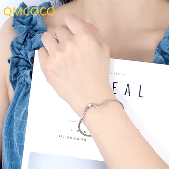 QMCOCO Minimalist Gümüş Renk Charm Kadın Bilezik Moda Yaratıcı Düzensiz Dalga Desen Takı El Süsleme Kız İçin