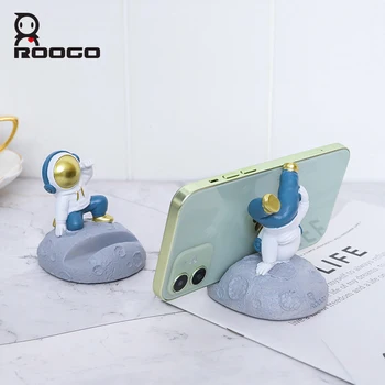 ROOGO Yeni Hip Hop Astronot Heykel Küçük Yaratıcı Uzay telefon tutucu Masası Reçine Astronot Figürleri Minyatür Ev Dekor