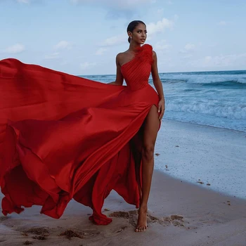 UZN Kırmızı Saten A-Line Plaj Balo Elbise Bir Omuz Tüyler Uzun Abiye Robe De Bal Seksi Yüksek Yarık Balo Abiye Parti Elbise
